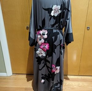 Beautiful women's soft surroundings embroidered floral robe NWOT